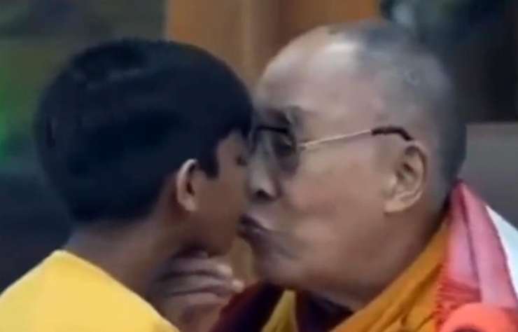 Dalai Lama bacio