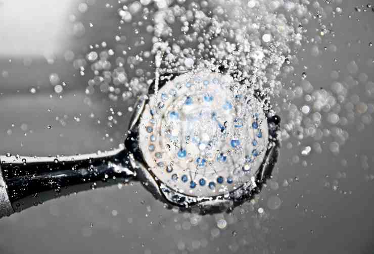 Sotto la doccia la durezza dell'acqua è nemica della pelle