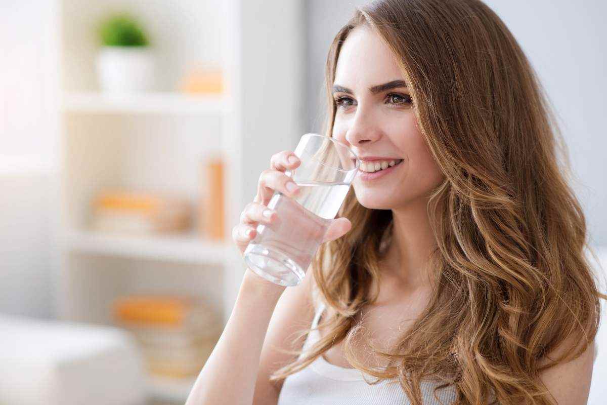 quanta acqua bere consigli nutrizionista