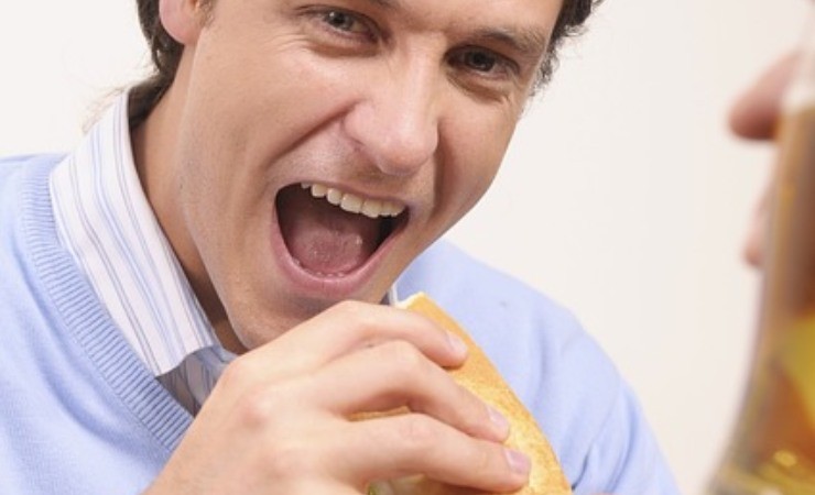 mangiare di fretta, quali sono i rischi per la salute