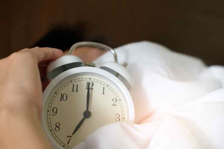 Controllare l'orario durante la notte disturba il sonno