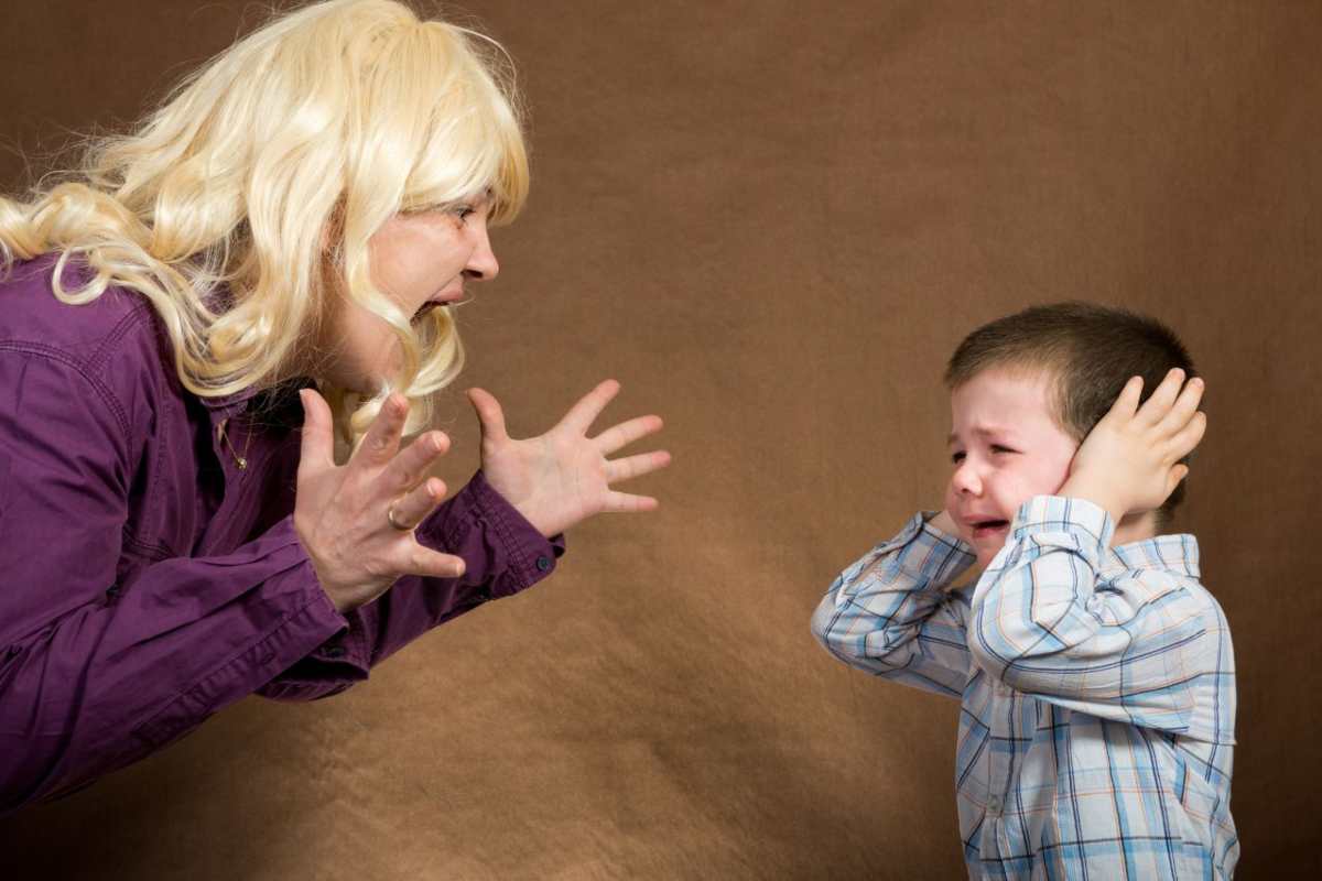 urlare sgridare punire figli danni salute mentale