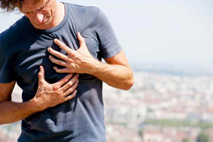 Il dolore al petto può indicare angina pectoris