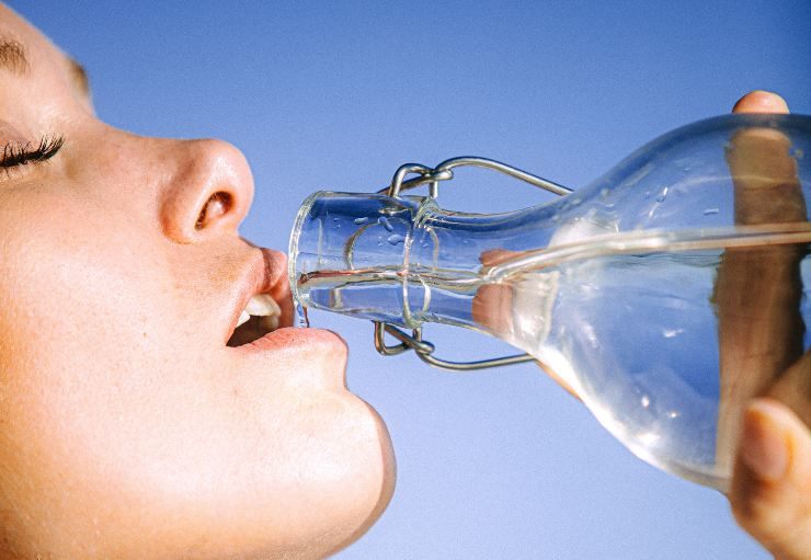 Bere almeno 2 litri d'acqua al giorno