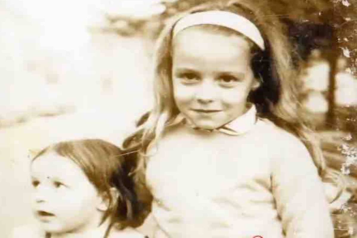 Antonella Clerici da bambina è irriconoscibile, la foto con la sorella è incredibile