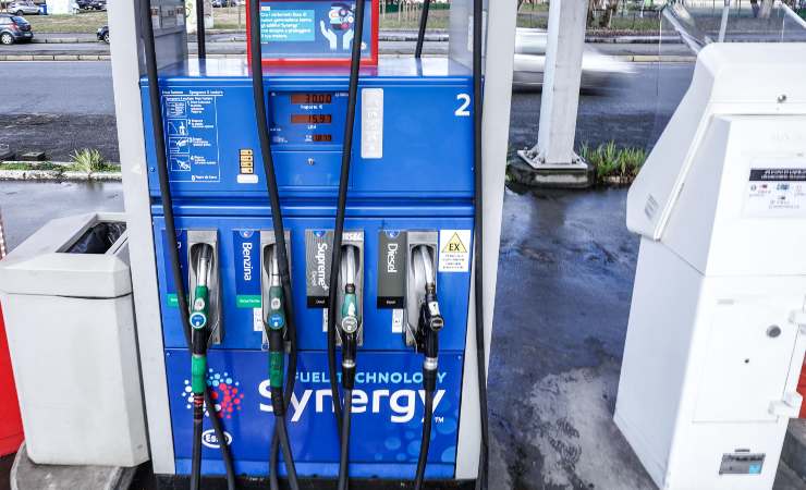Carburante, obbligo esposizione prezzi medi: come funziona