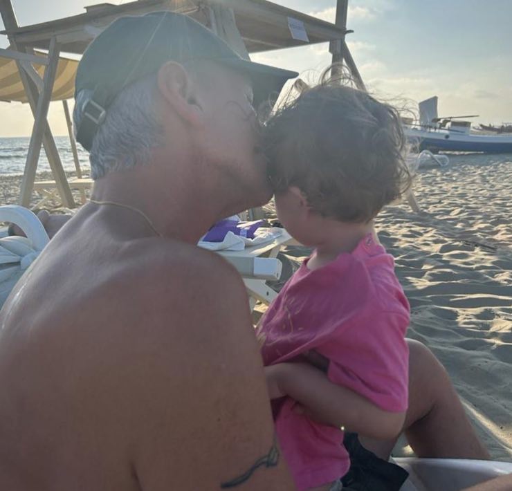 Roberto Farnesi al mare con la figlia: "Mi ha stravolto la vita"