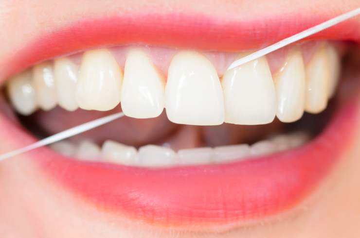 Collutorio e filo interdentale tengono puliti i denti