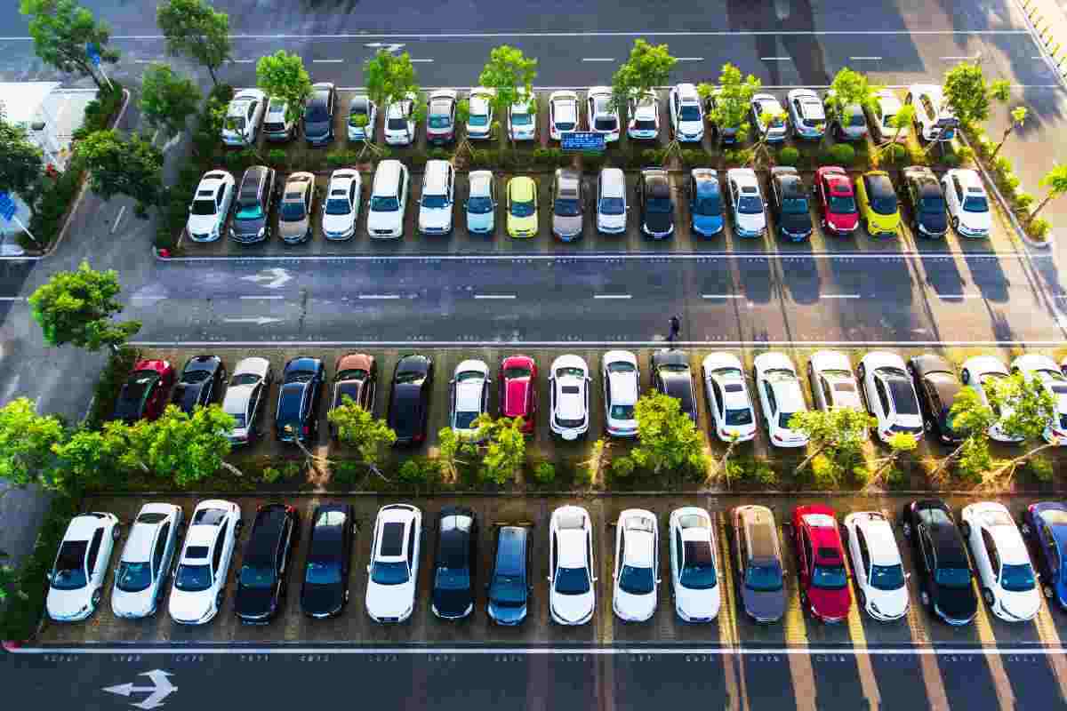 sentenza cassazione furto auto parcheggio custodito