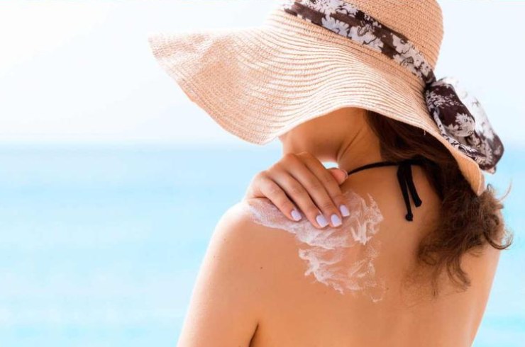 Applicare la crema solare per difendersi dai tumori della pelle per difendersi