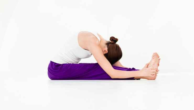 posizione yoga contro dolori schiena
